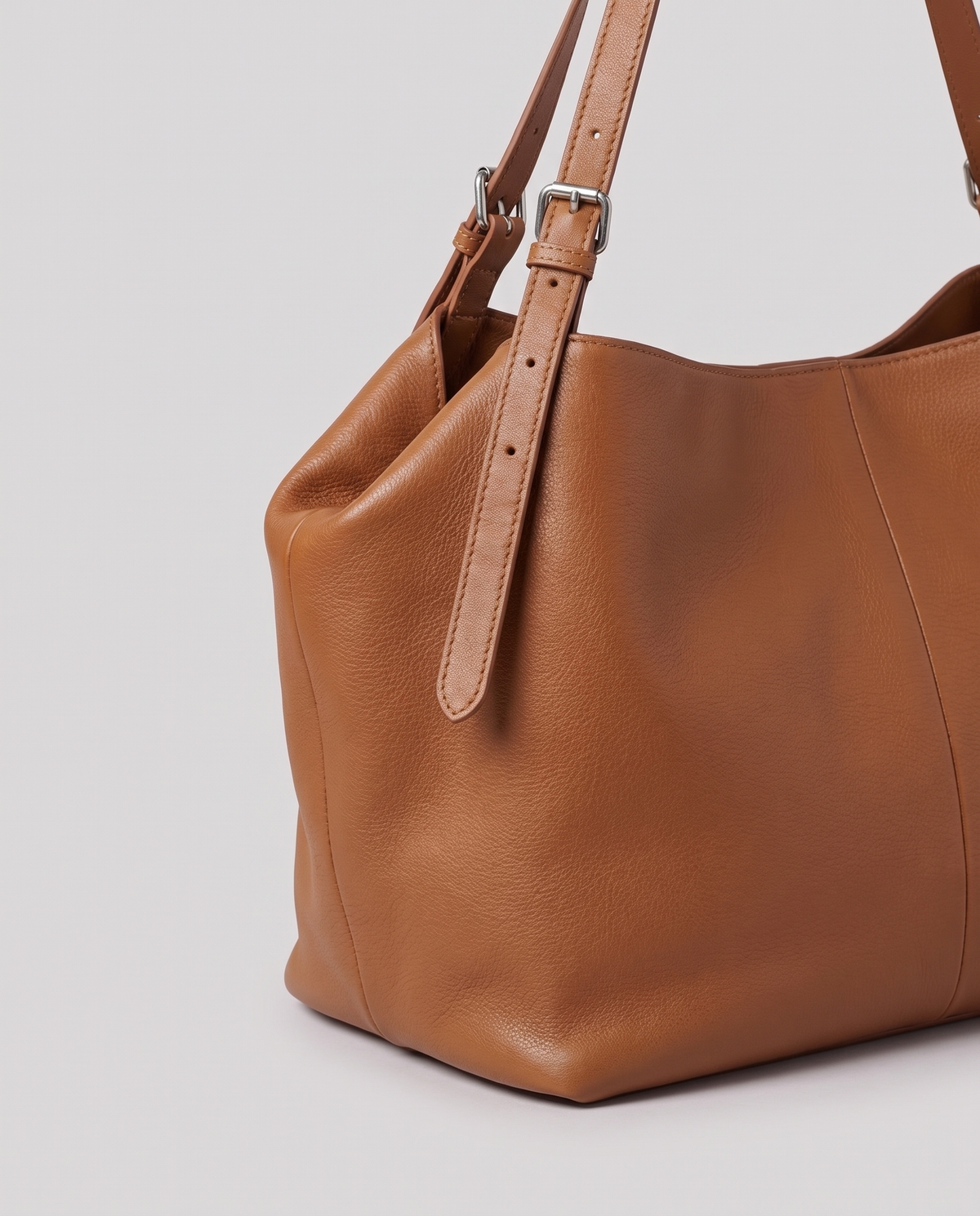 Leather close-up of the Valentina Velluto Large bag in Caramel