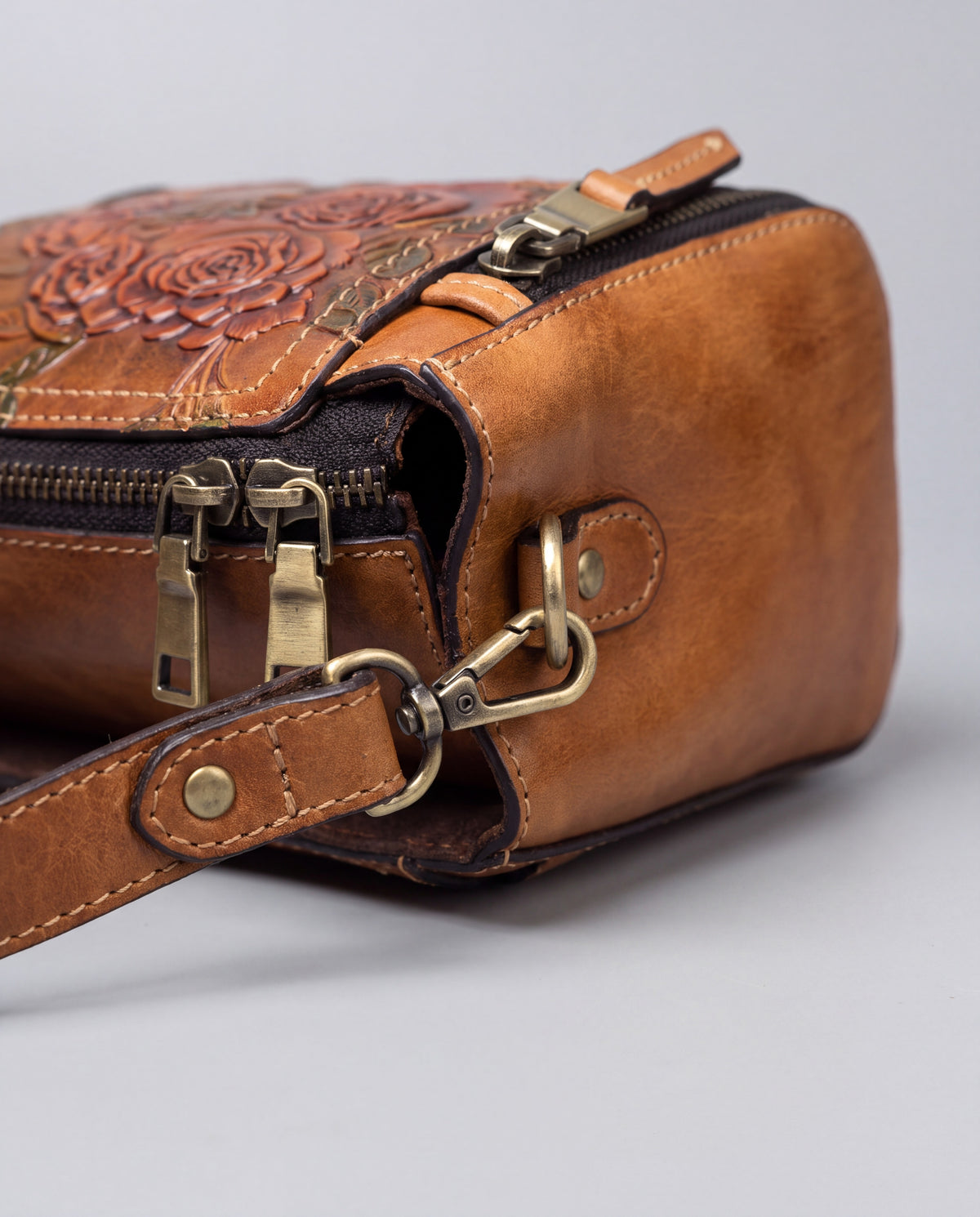Legacy bag in Coffee – hardware detail