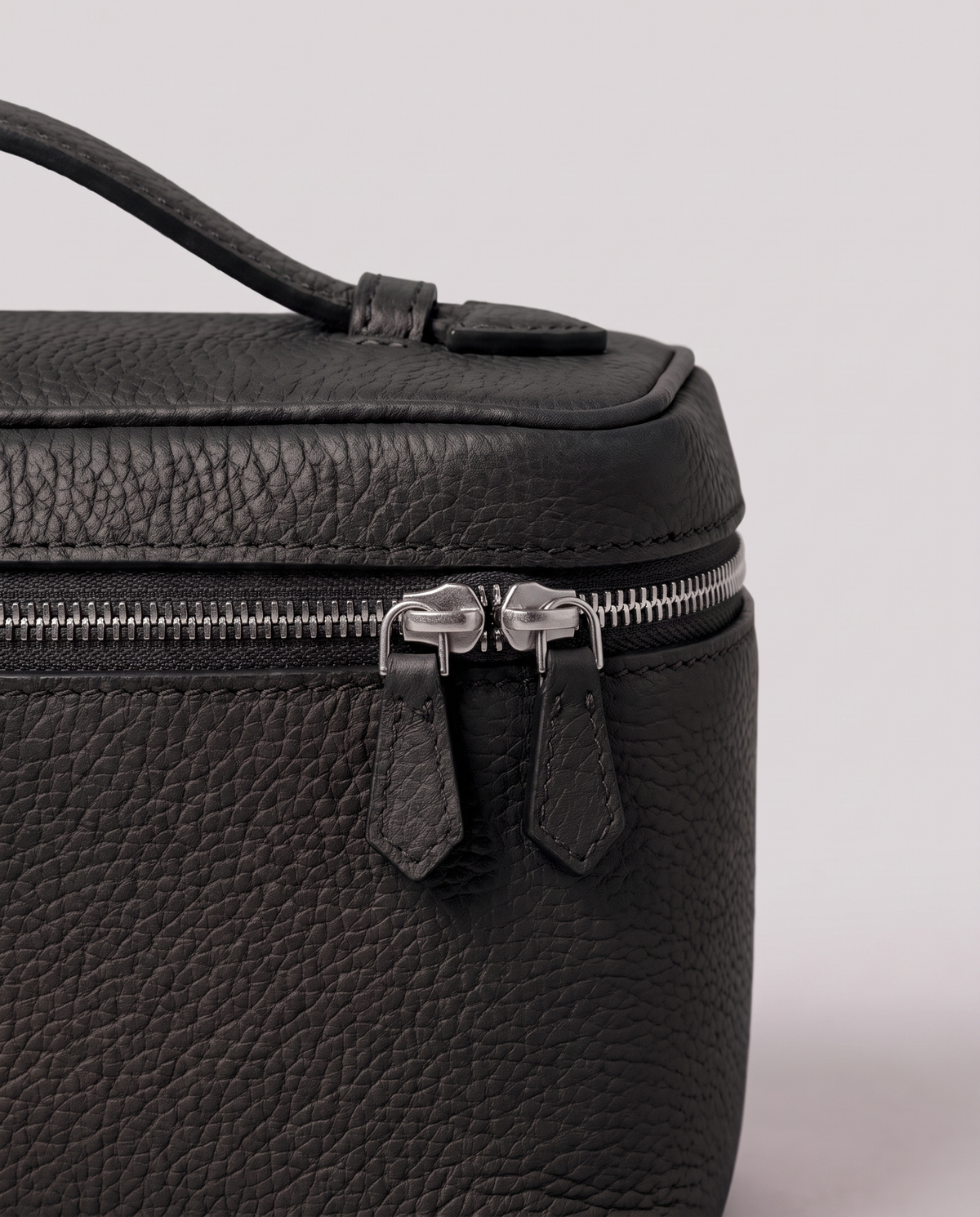 Leather close-up of the Valentina Volta Large bag in Black