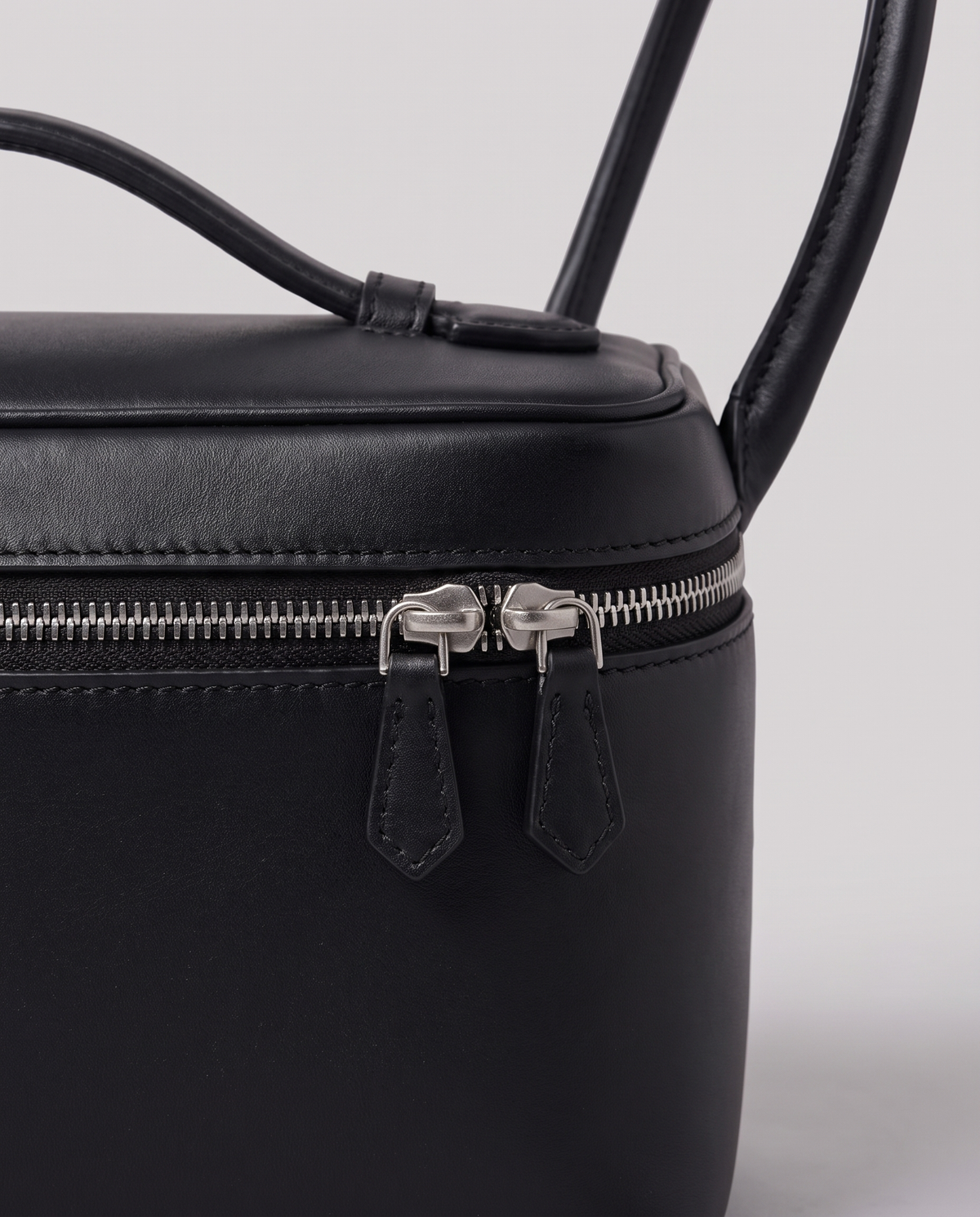 Leather close-up of the Valentina Volta Large bag in Onyx