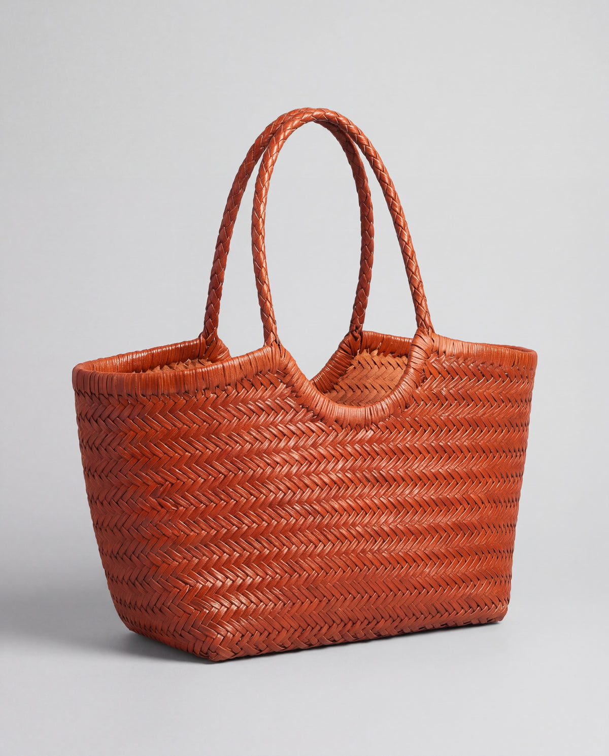 Weave bag in Rust – three-quarter view