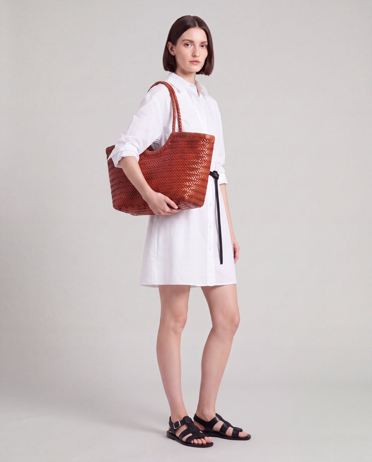 Weave bag in Rust – carried by model, close-up