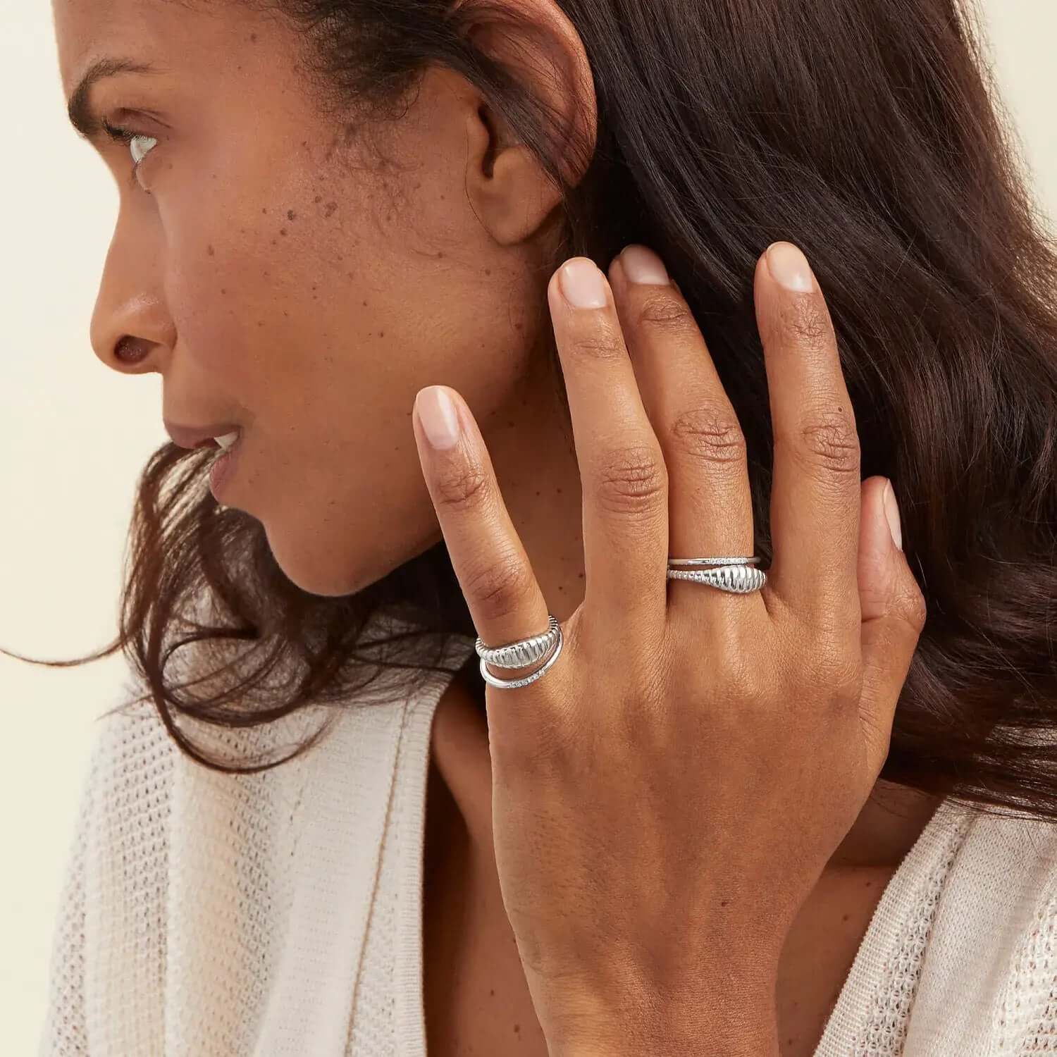 A model wearing Croissant shaped ring in silver color