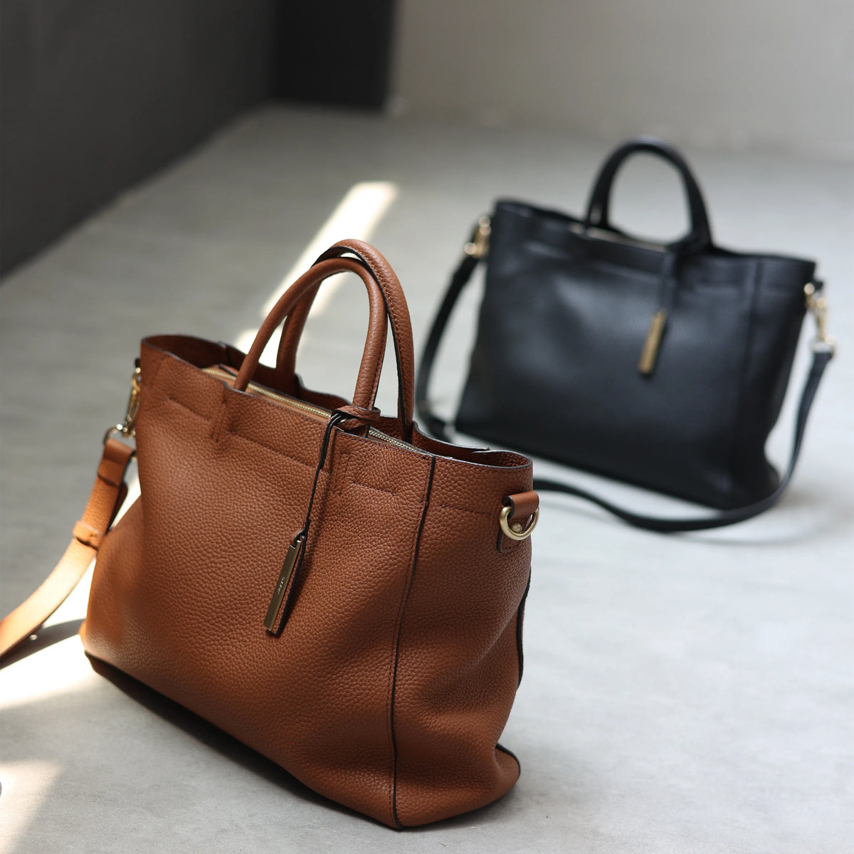 Valentina Torre Large crossbody bag in Elephant Grey, detail