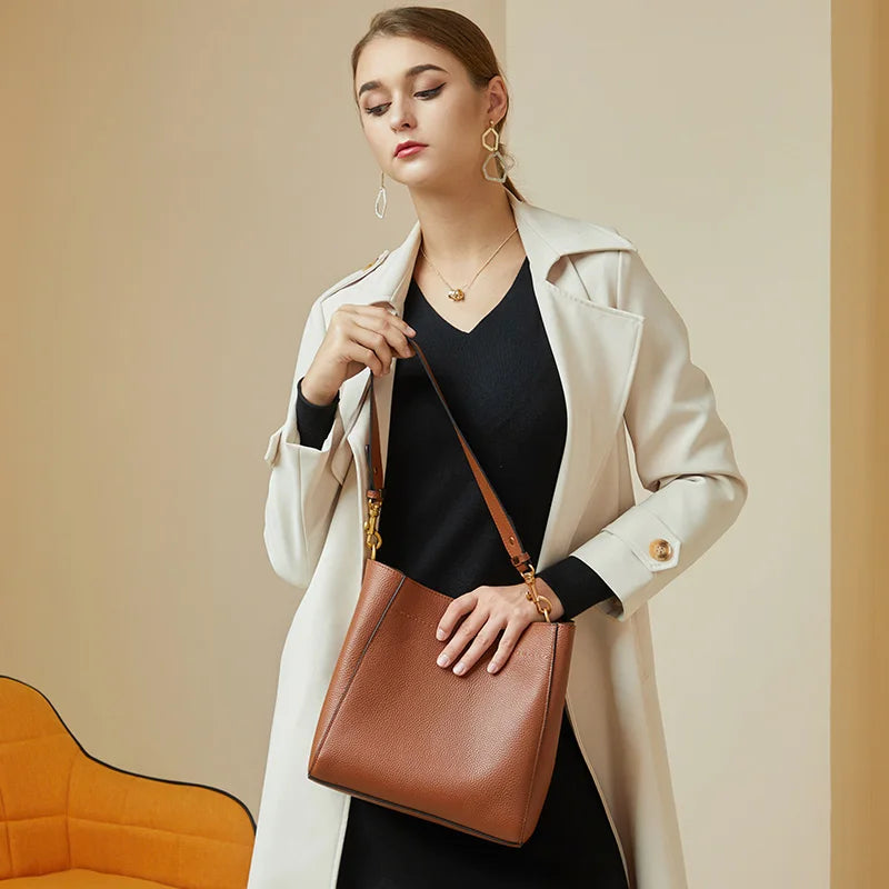 Valentina Ravello bucket bag in Brown, detail