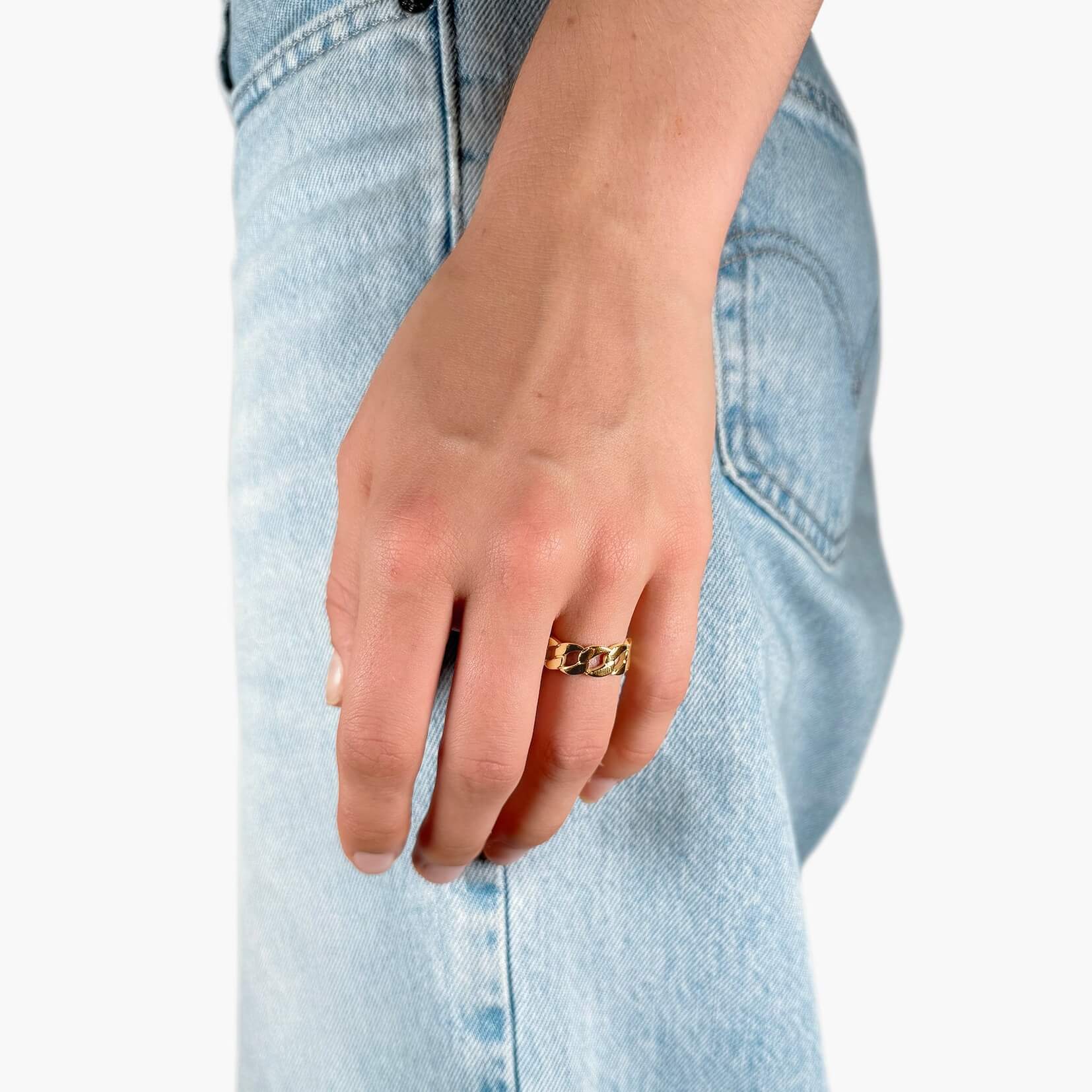 Model wearing Figaro Link ring gold