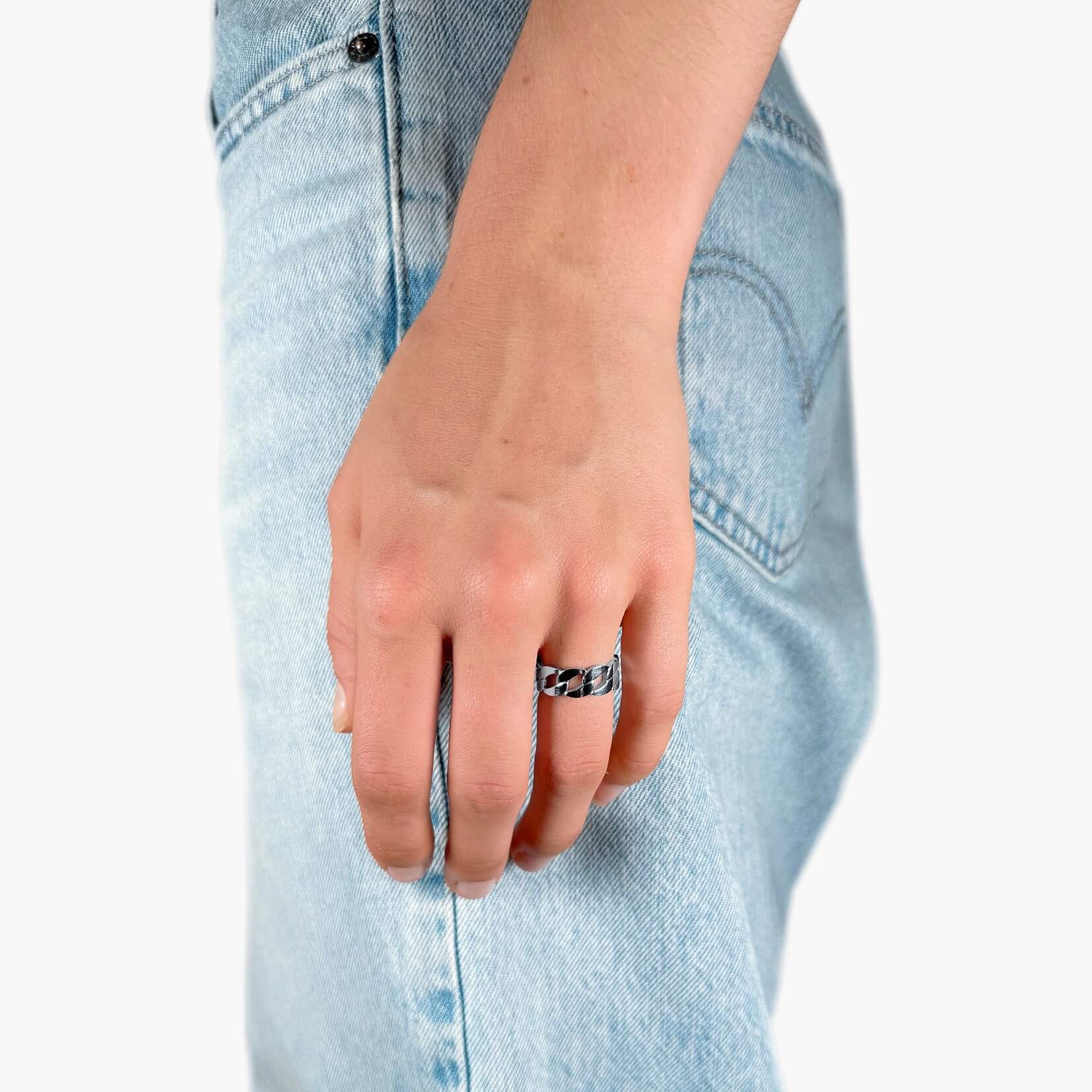 Model wearing Figaro Link ring silver