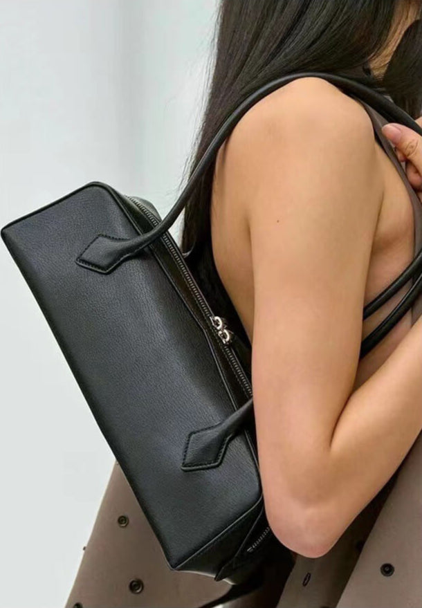 Medium Shoulder Bag Alaïa Le Teckel Black On Model
