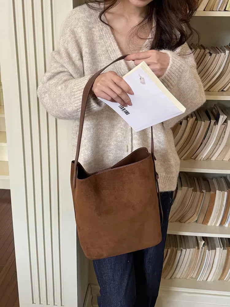 Valentina Bari tote in Chocolate, back view