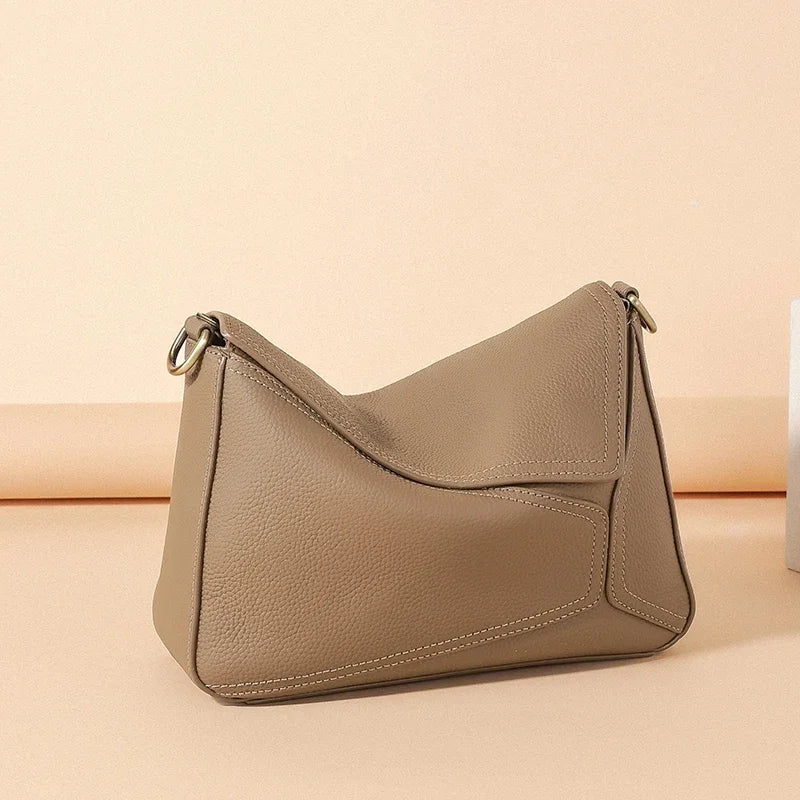 Valentina Camogli shoulder bag in Black, side view