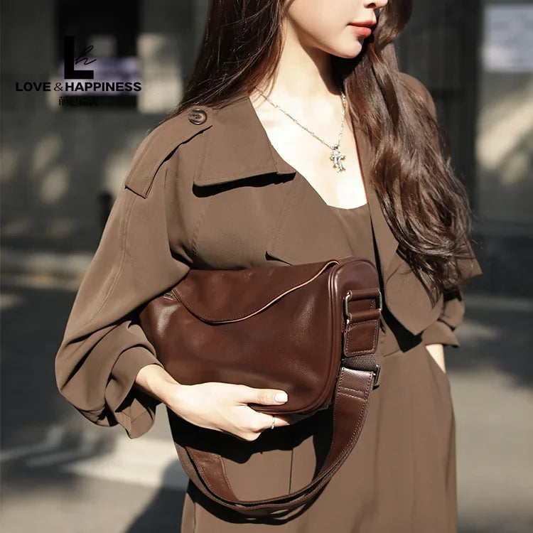 Valentina Zona saddle bag in Coffee, worn