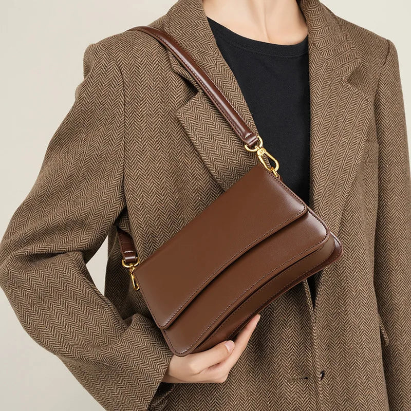 Valentina Oliva shoulder bag in Black, side view