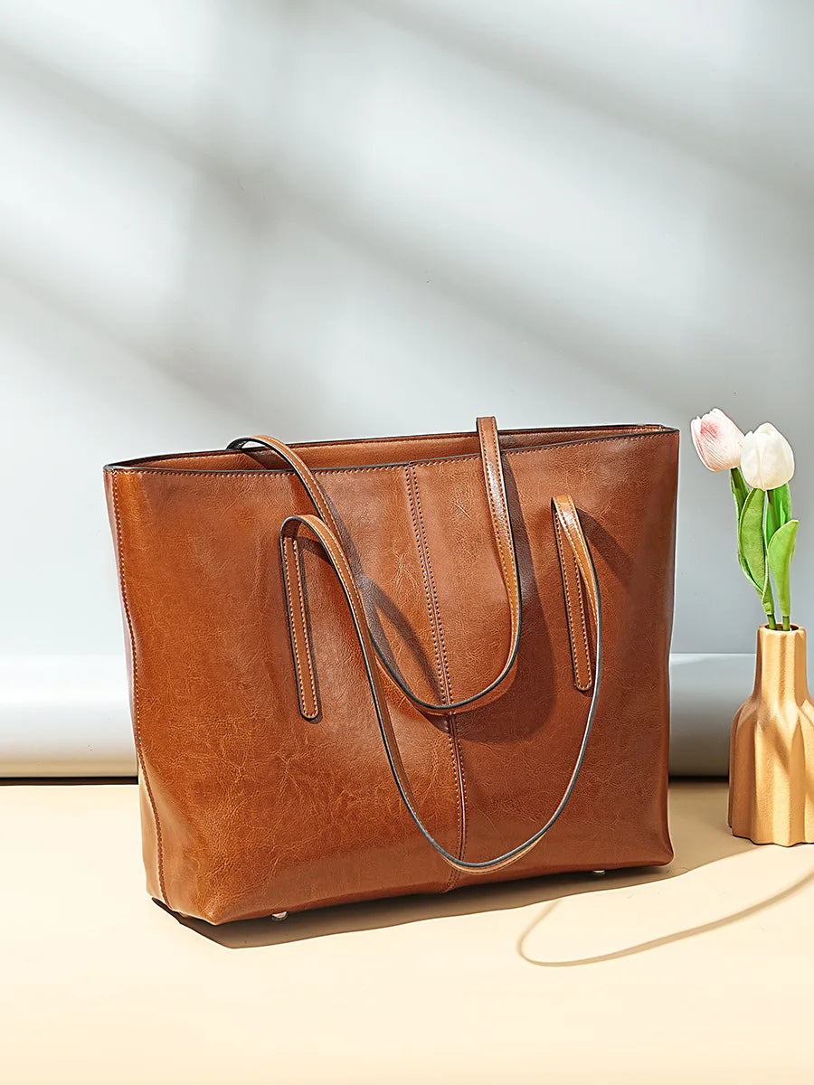Valentina Molo tote in Cherry, detail