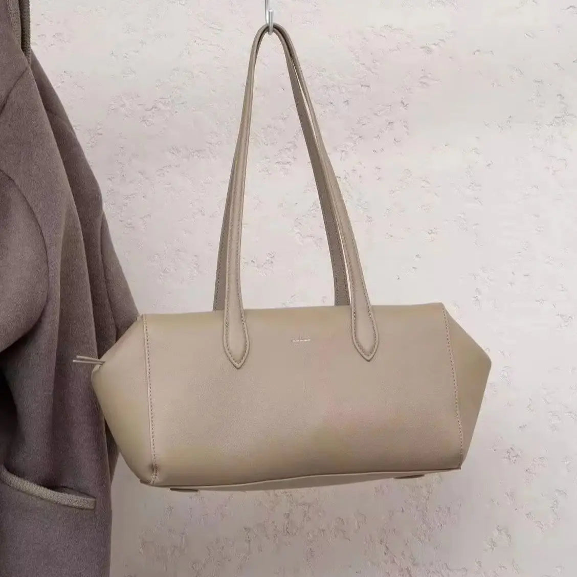 Valentina Lira tote in Black, side view