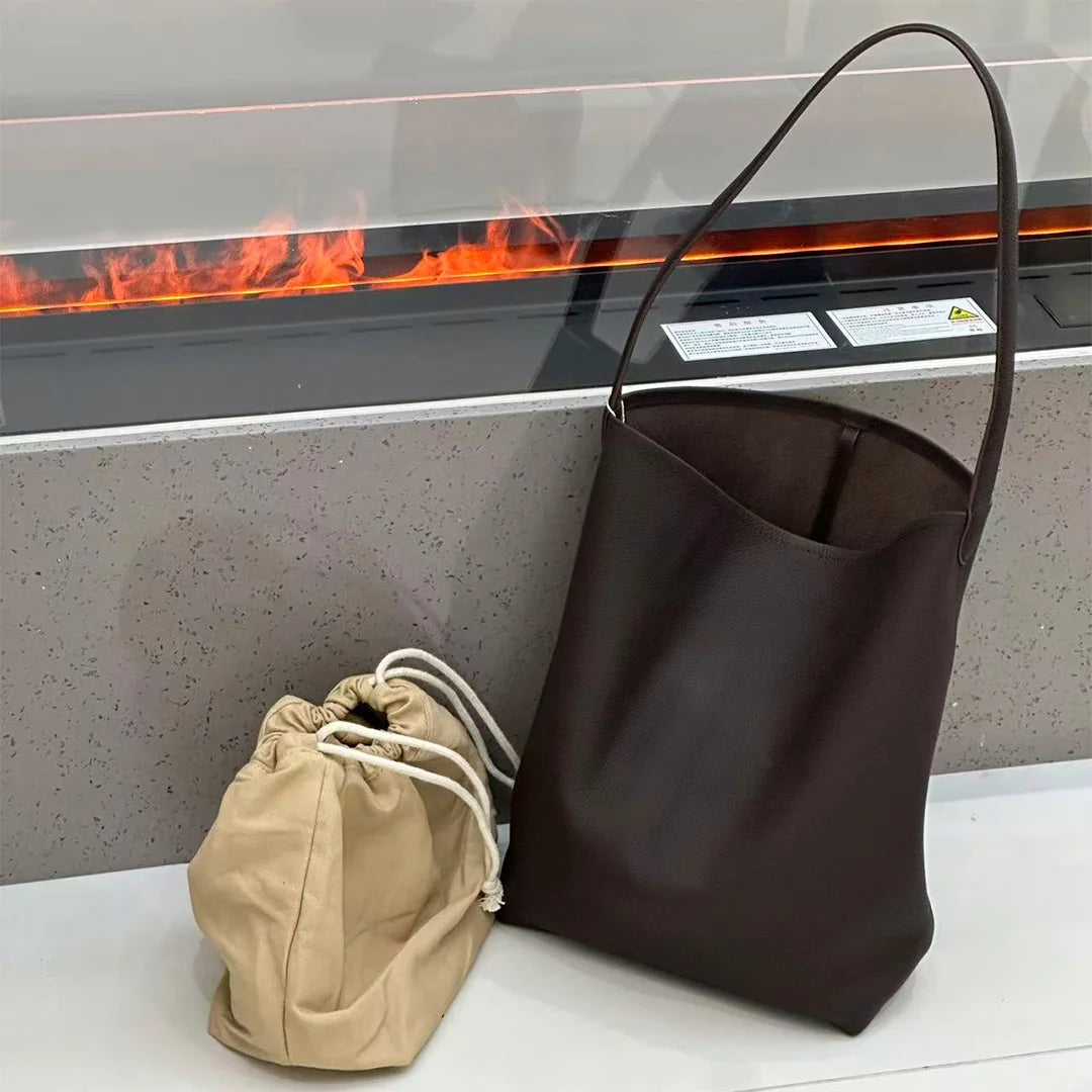 Valentina Aria Medium bucket bag in Ebony