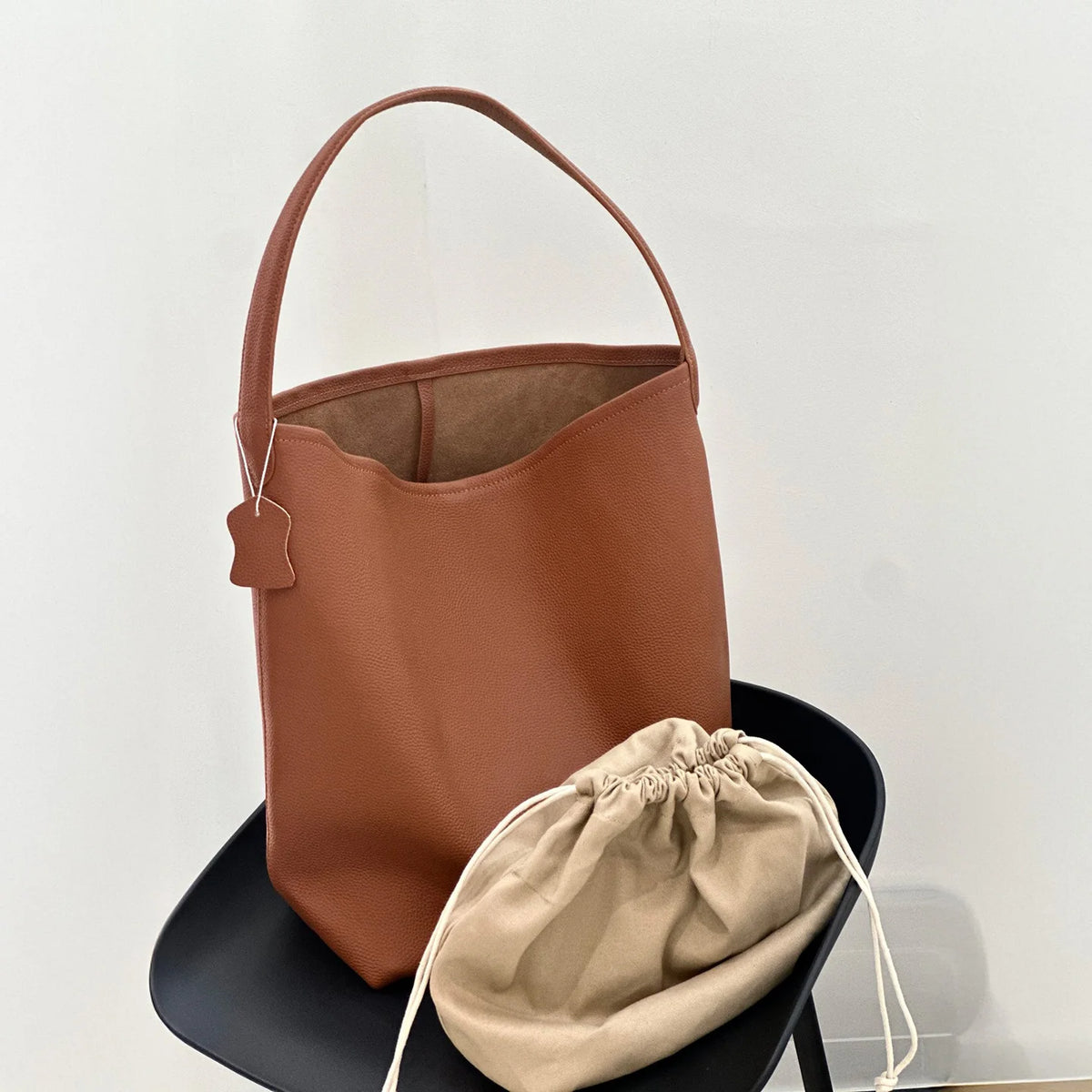 Valentina Aria Medium bucket bag in Golden brown