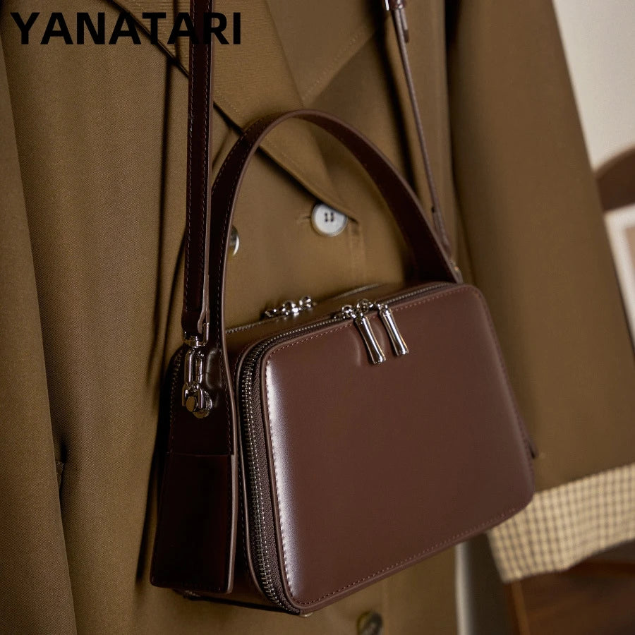 Valentina Luce shoulder bag in Black, front view