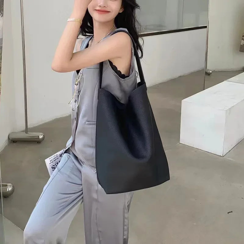 Valentina Tela Small bucket bag in Black