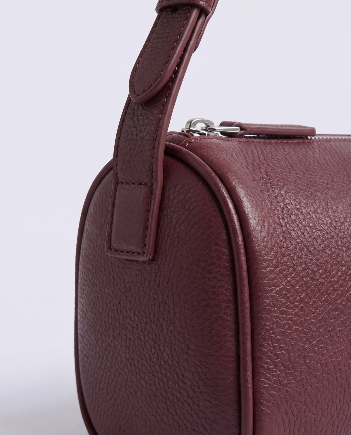 Alba barrel shoulder bag in Burgundy leather – close-up of the pebble-grain leather