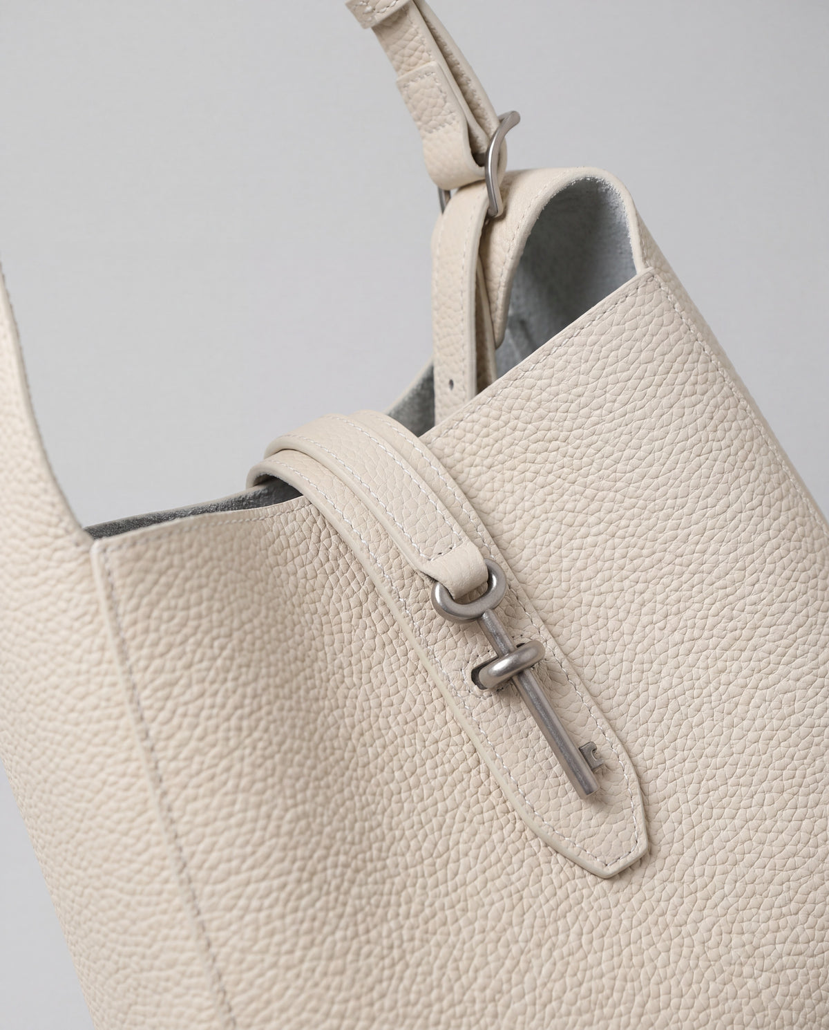 Amalfi bag in Ivory – hardware detail