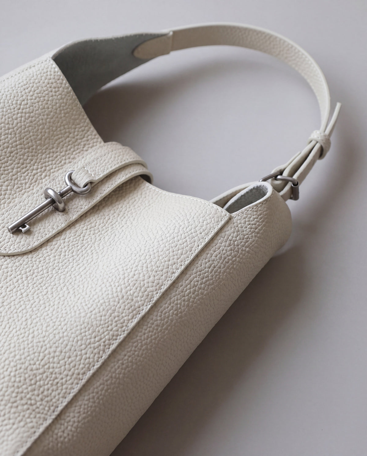 Amalfi bag in Ivory – leather detail