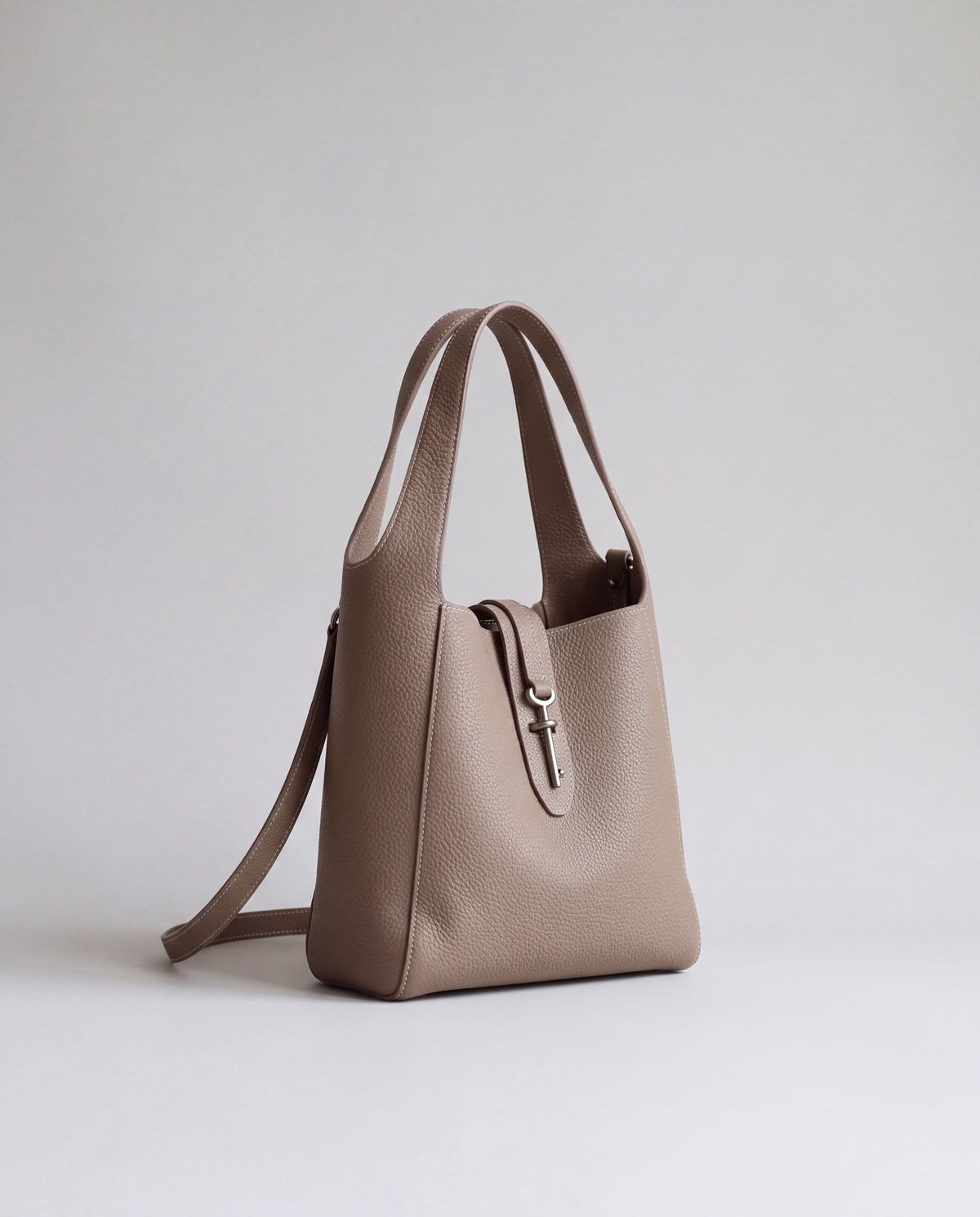 Amalfi bag in Taupe – three-quarter view