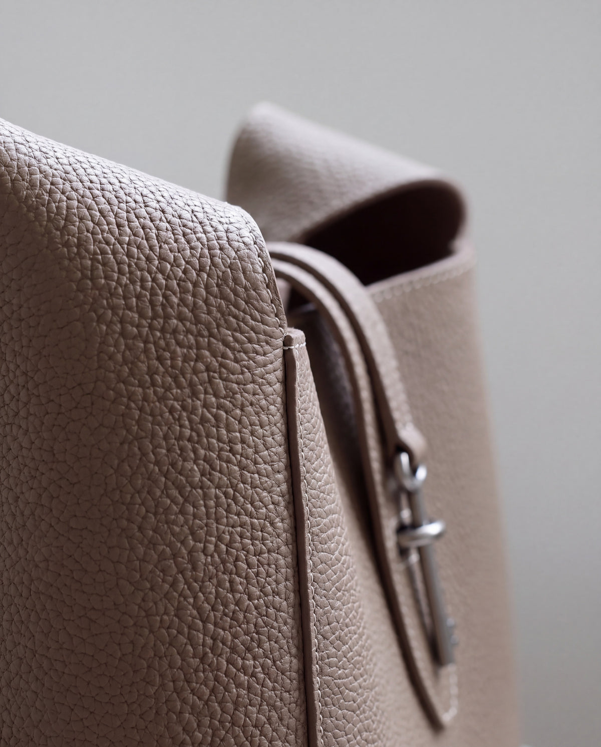 Amalfi bag in Taupe – leather detail