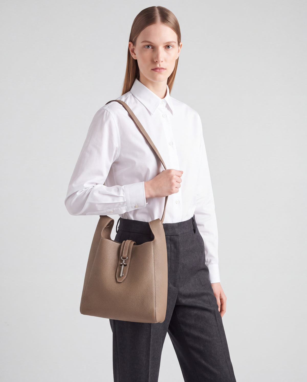 Amalfi bag in Taupe – worn by model, close-up