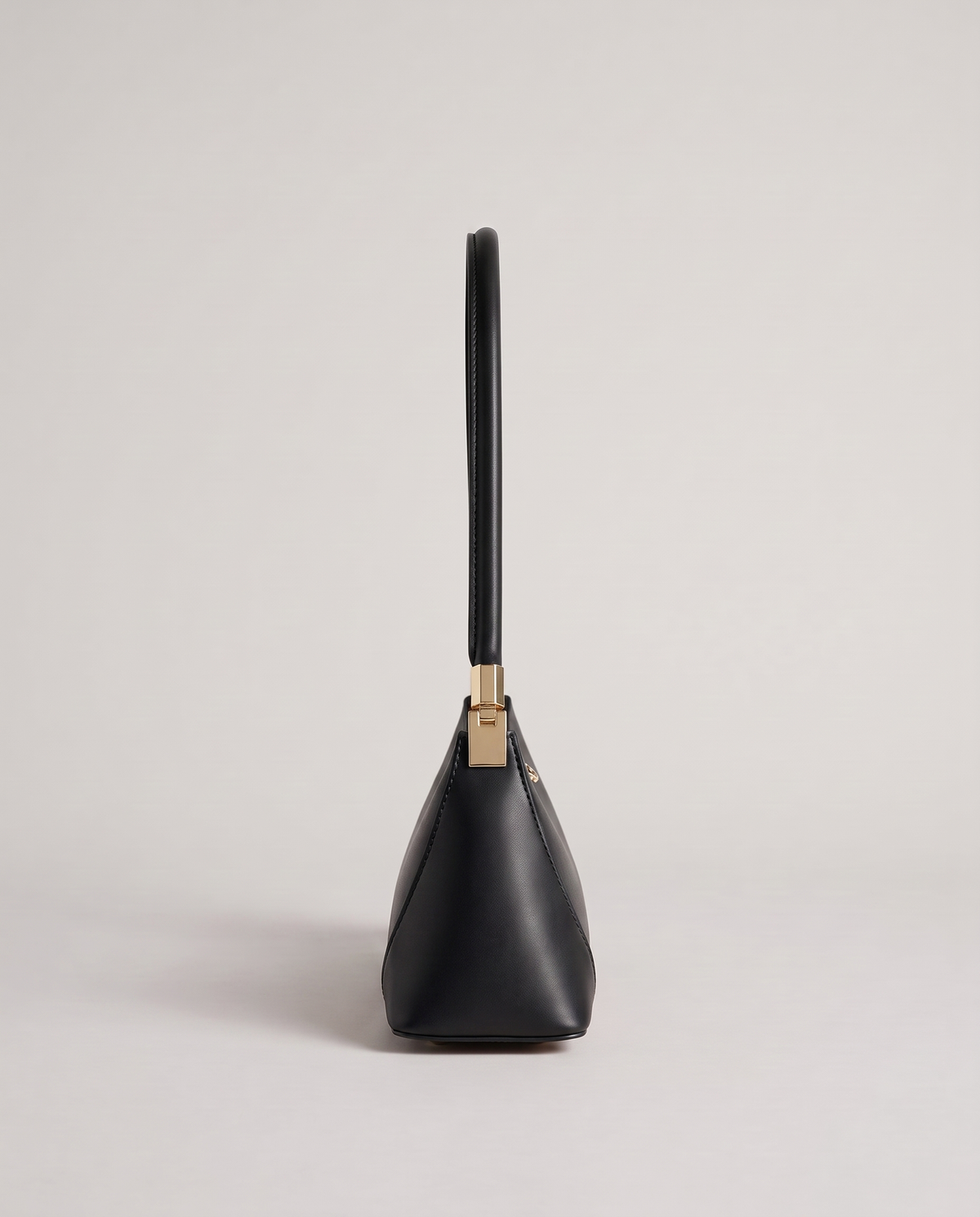 Arc leather shoulder bag in Black – side view