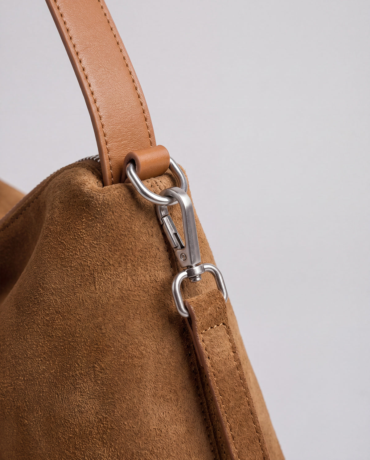 Ardesia bag in Caramel – hardware detail