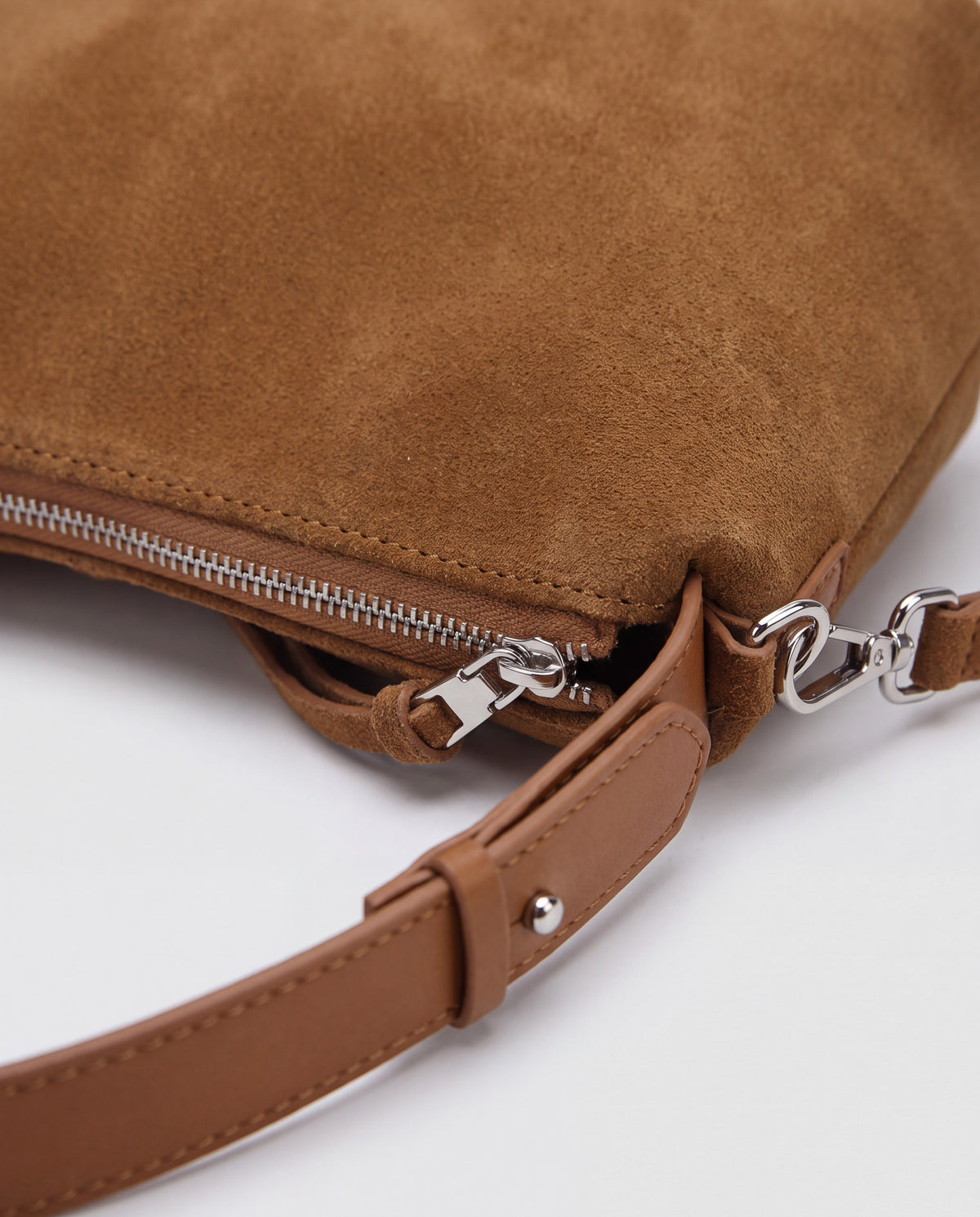 Ardesia bag in Caramel – leather detail