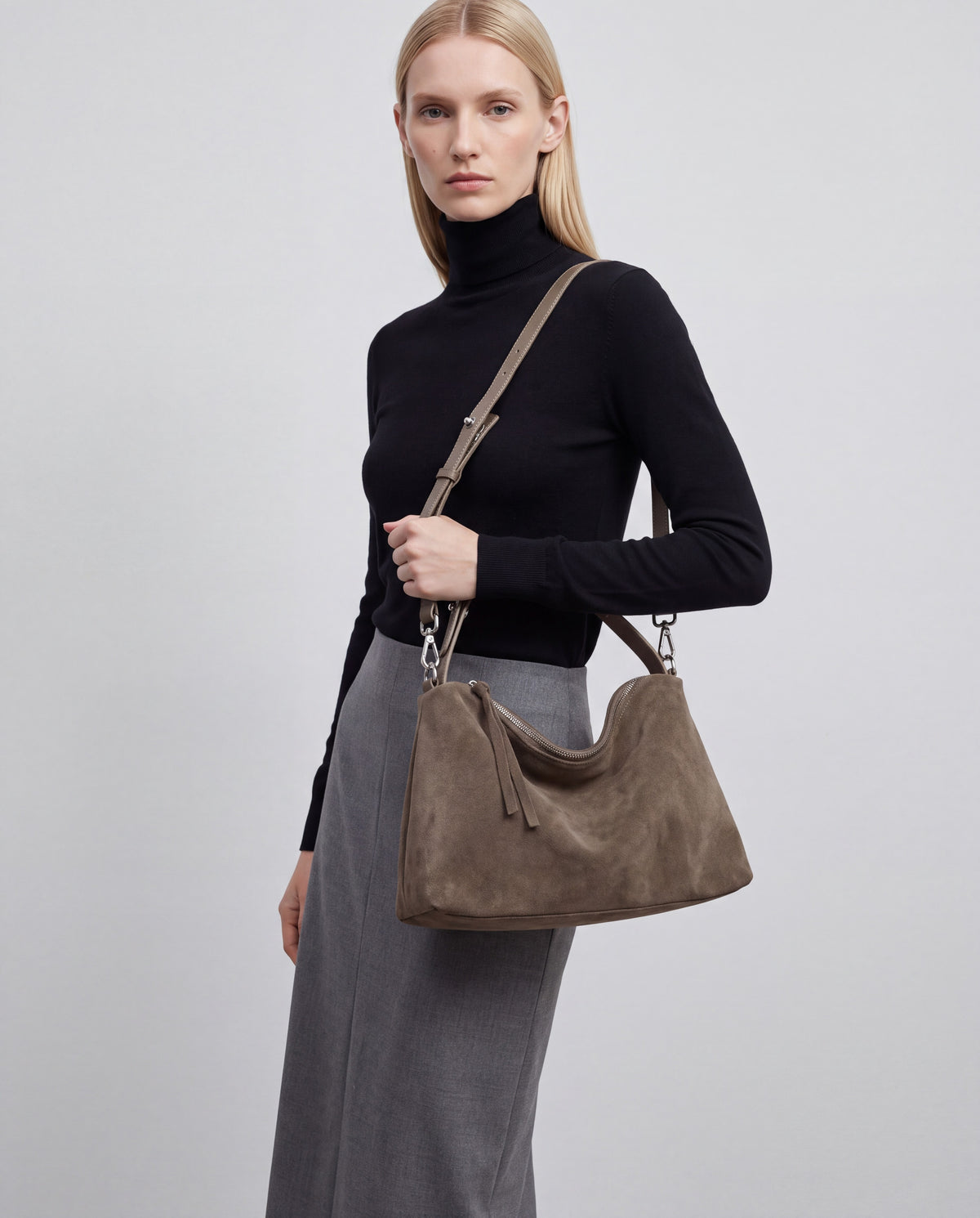 Ardesia bag in Taupe – worn by model, close-up