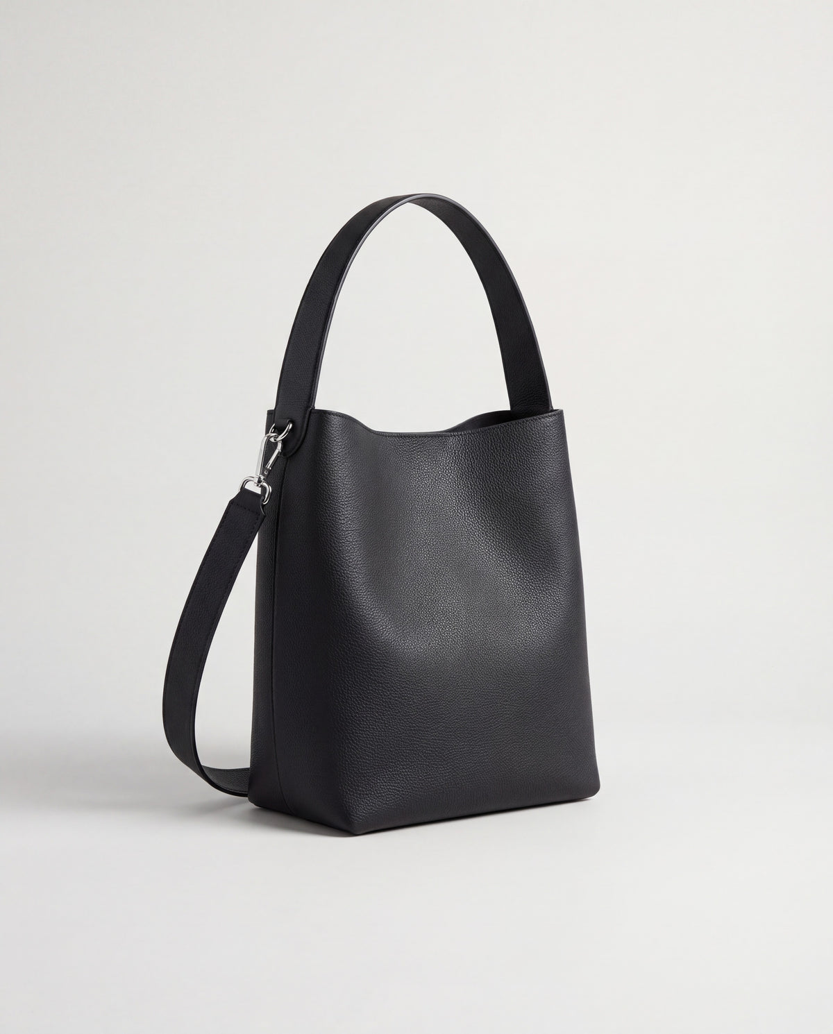 Aria Large bag in Black – three-quarter view