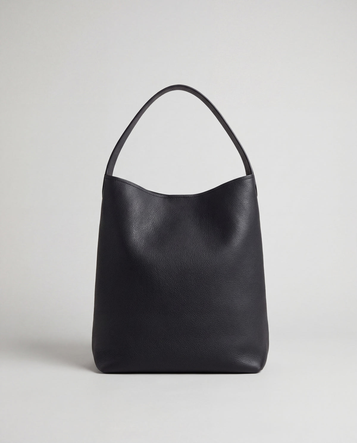 Aria Large bag in Black – back view