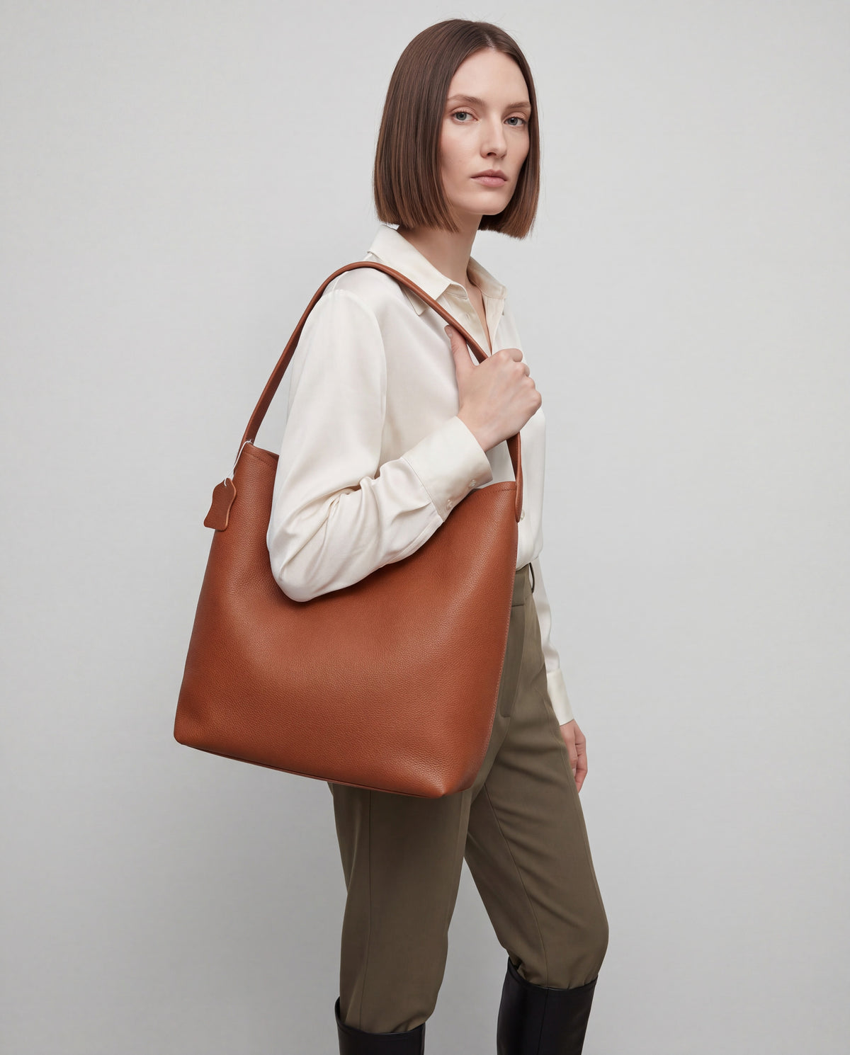 Aria Large bag in Cognac – worn by model, close-up