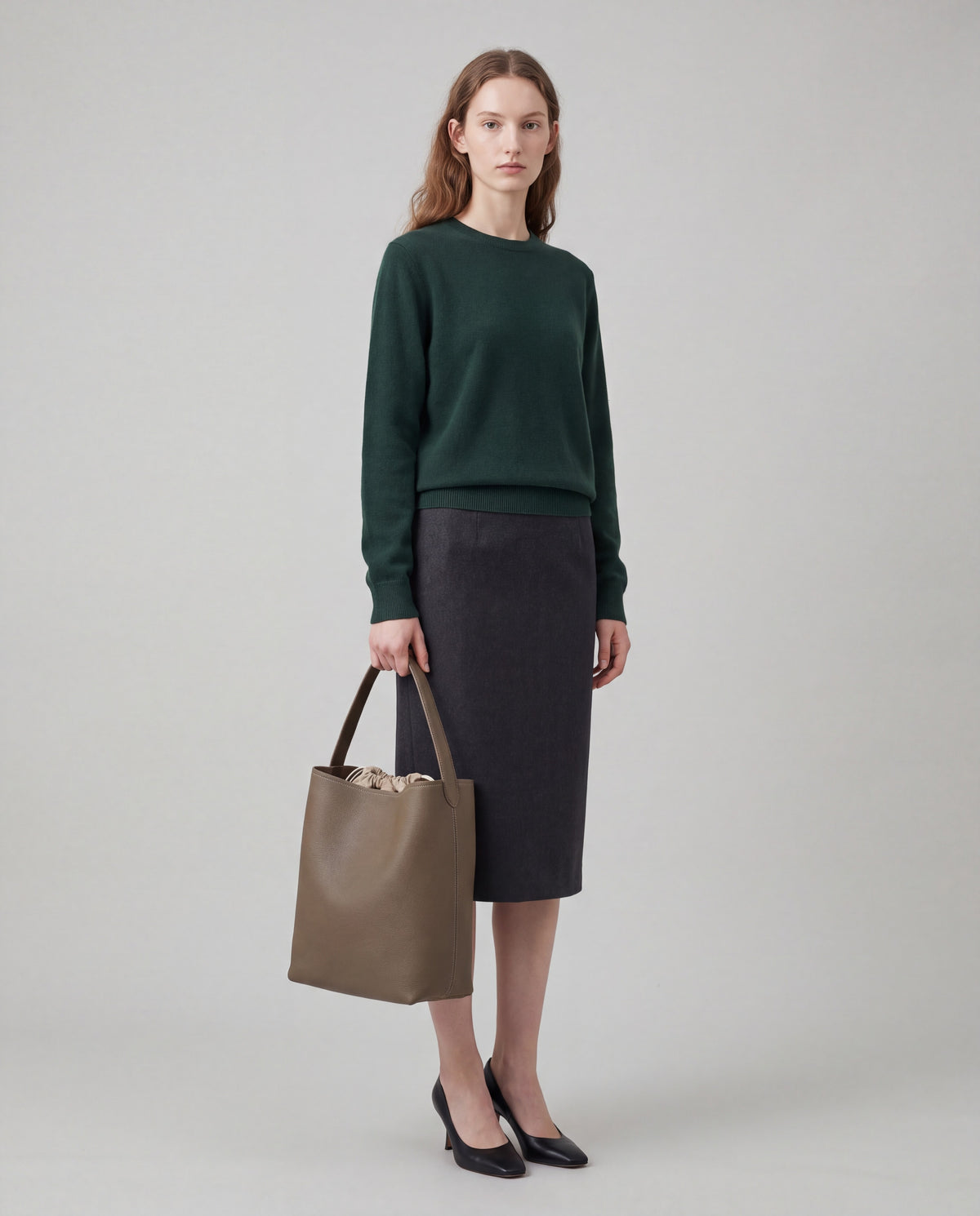 Aria Large bag in Taupe – worn by model, full length