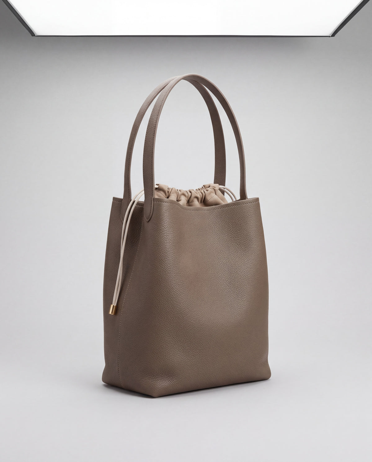Aria Large bag in Taupe – three-quarter view
