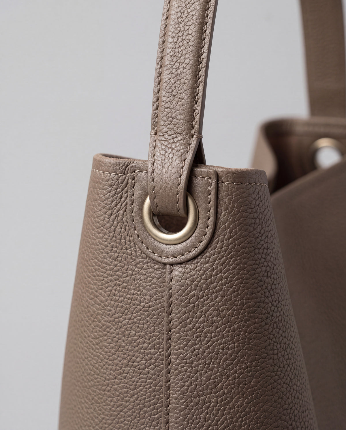 Aria Large bag in Taupe – hardware detail