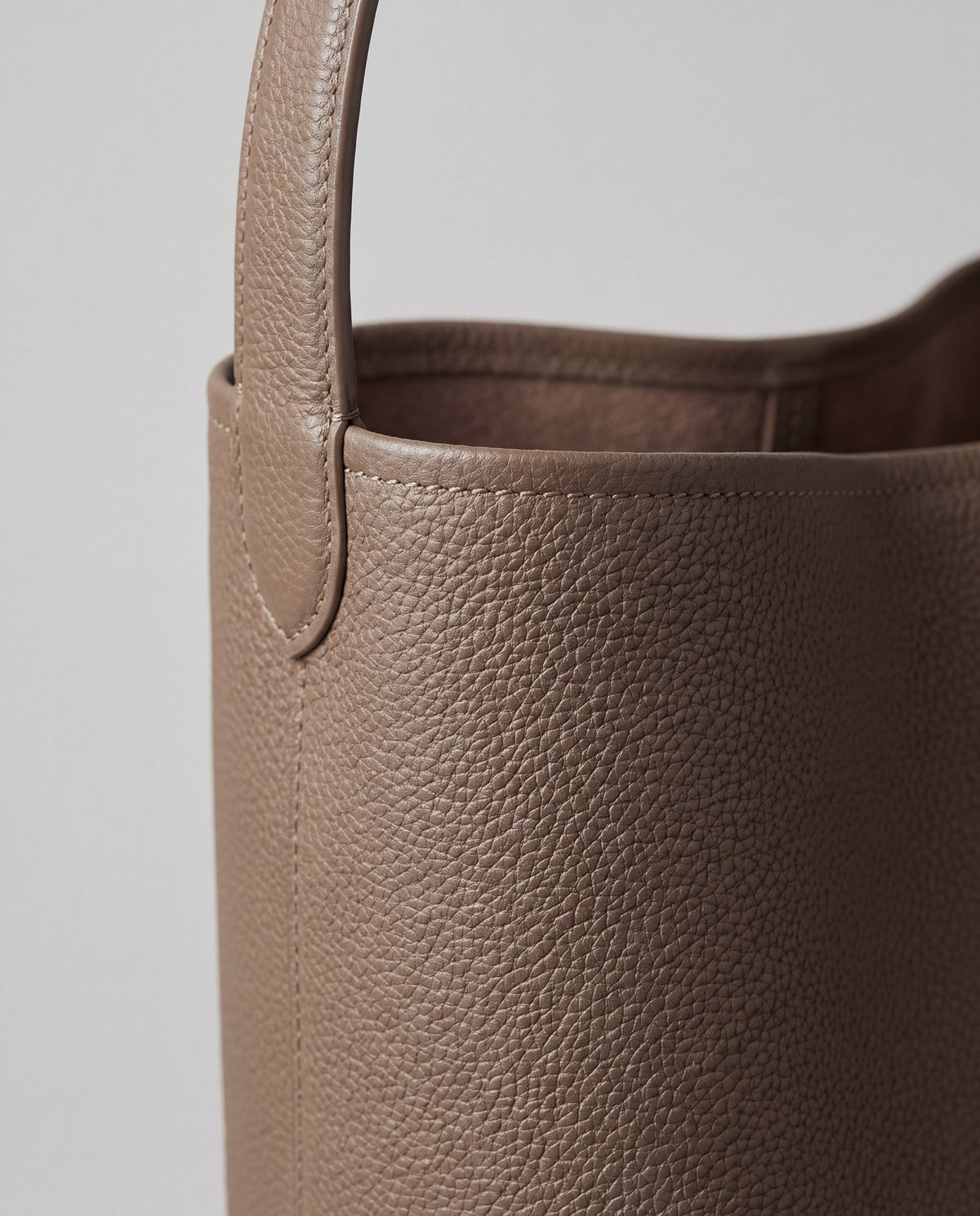 Aria Large bag in Taupe – leather detail