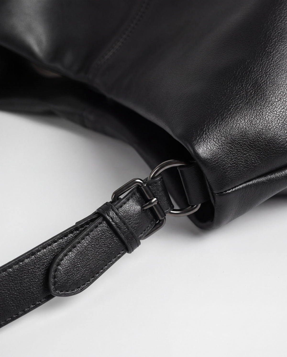 Assisi bag in Black – hardware detail