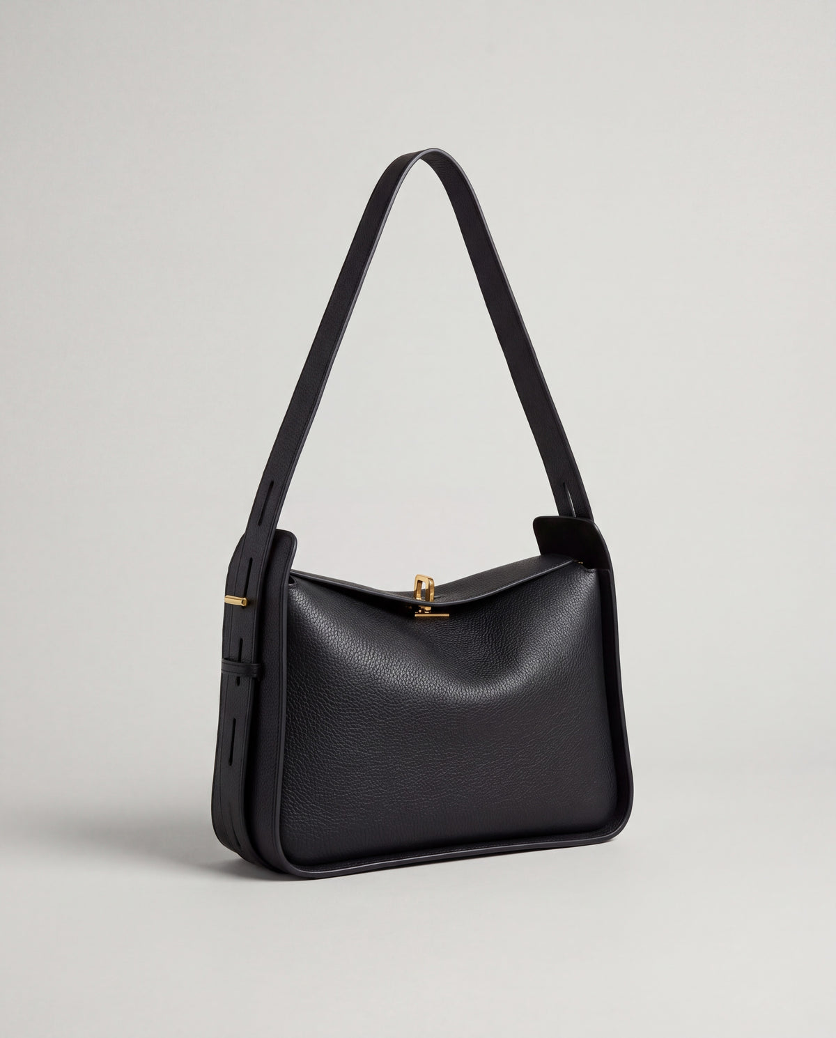 Asti bag in Black – three-quarter view