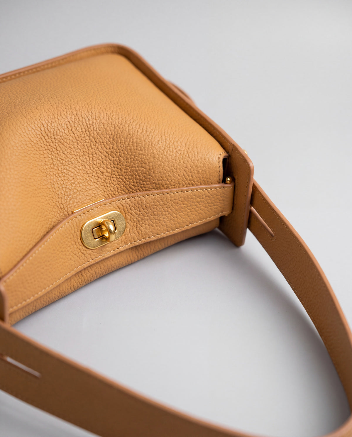 Asti bag in Camel – hardware detail