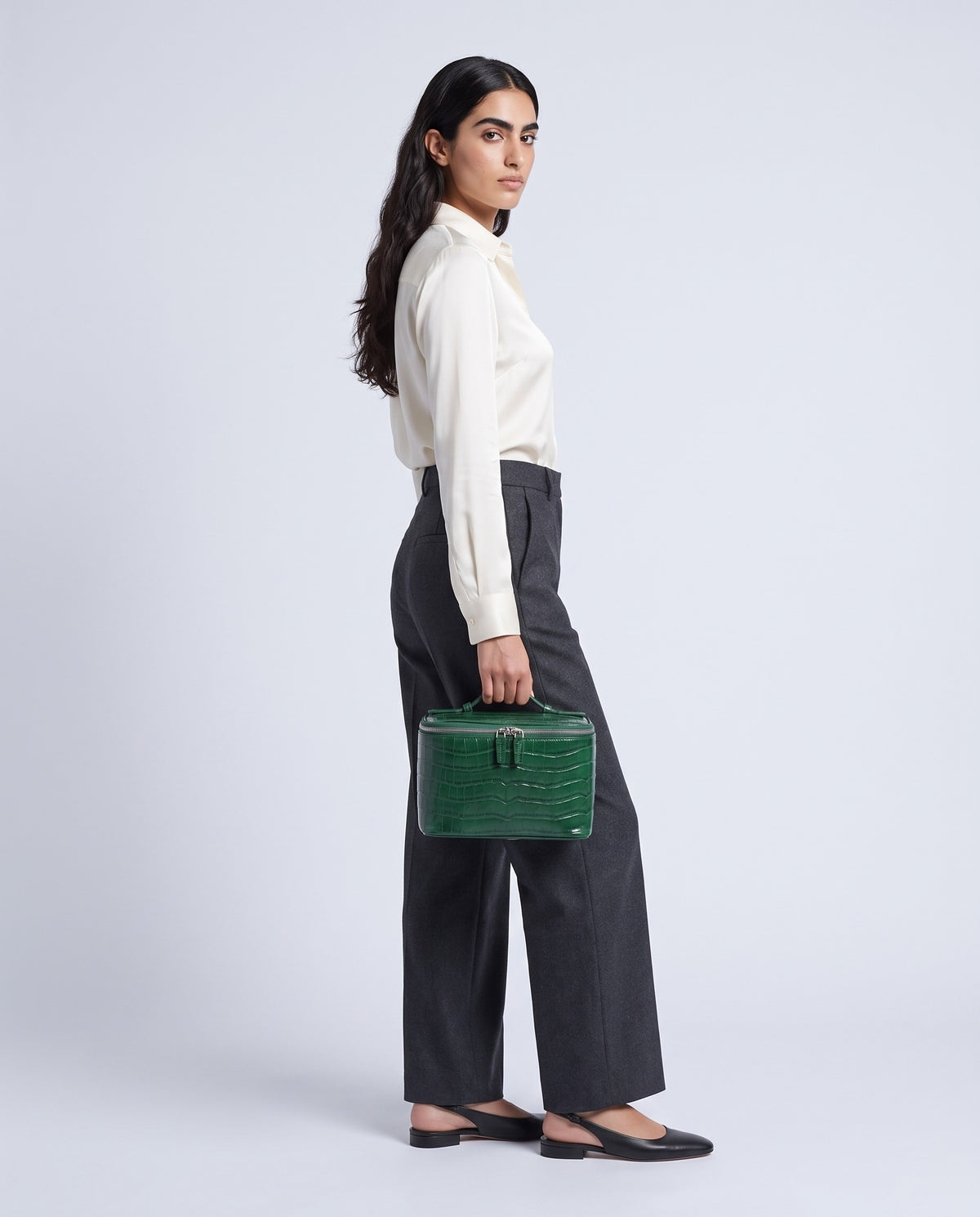 Model holding the Bellagio vanity case in Emerald – full-length view