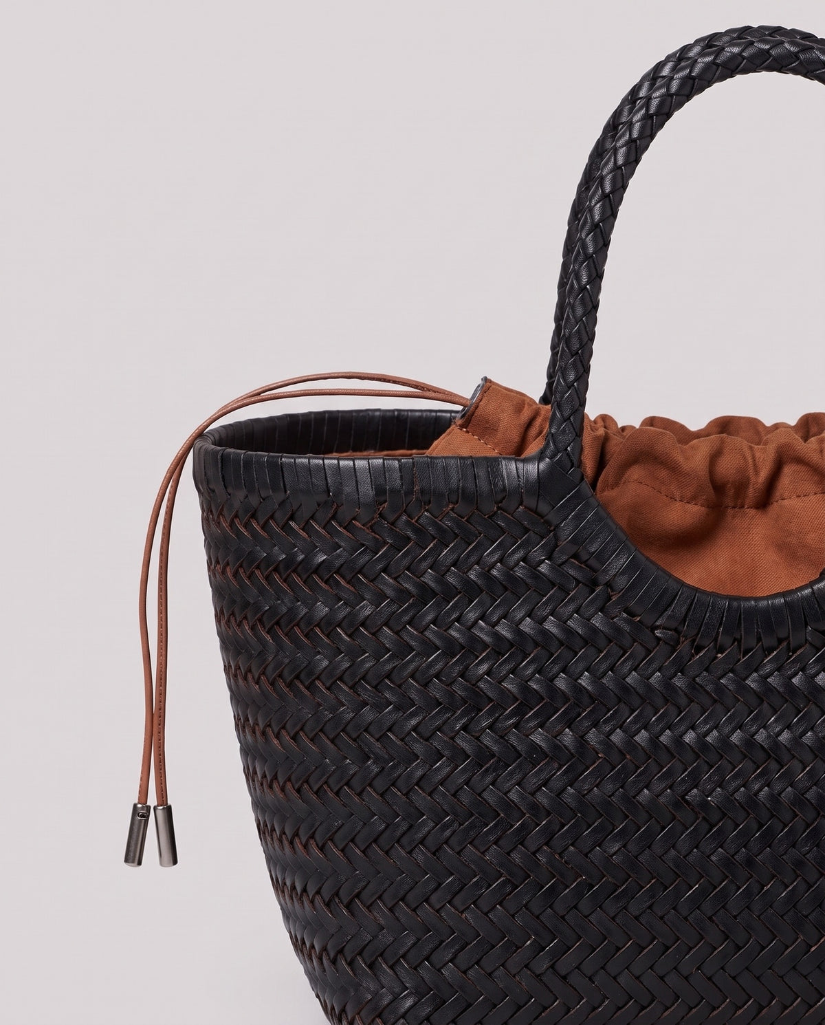 Leather close-up of the Valentina Bosa bag in Black