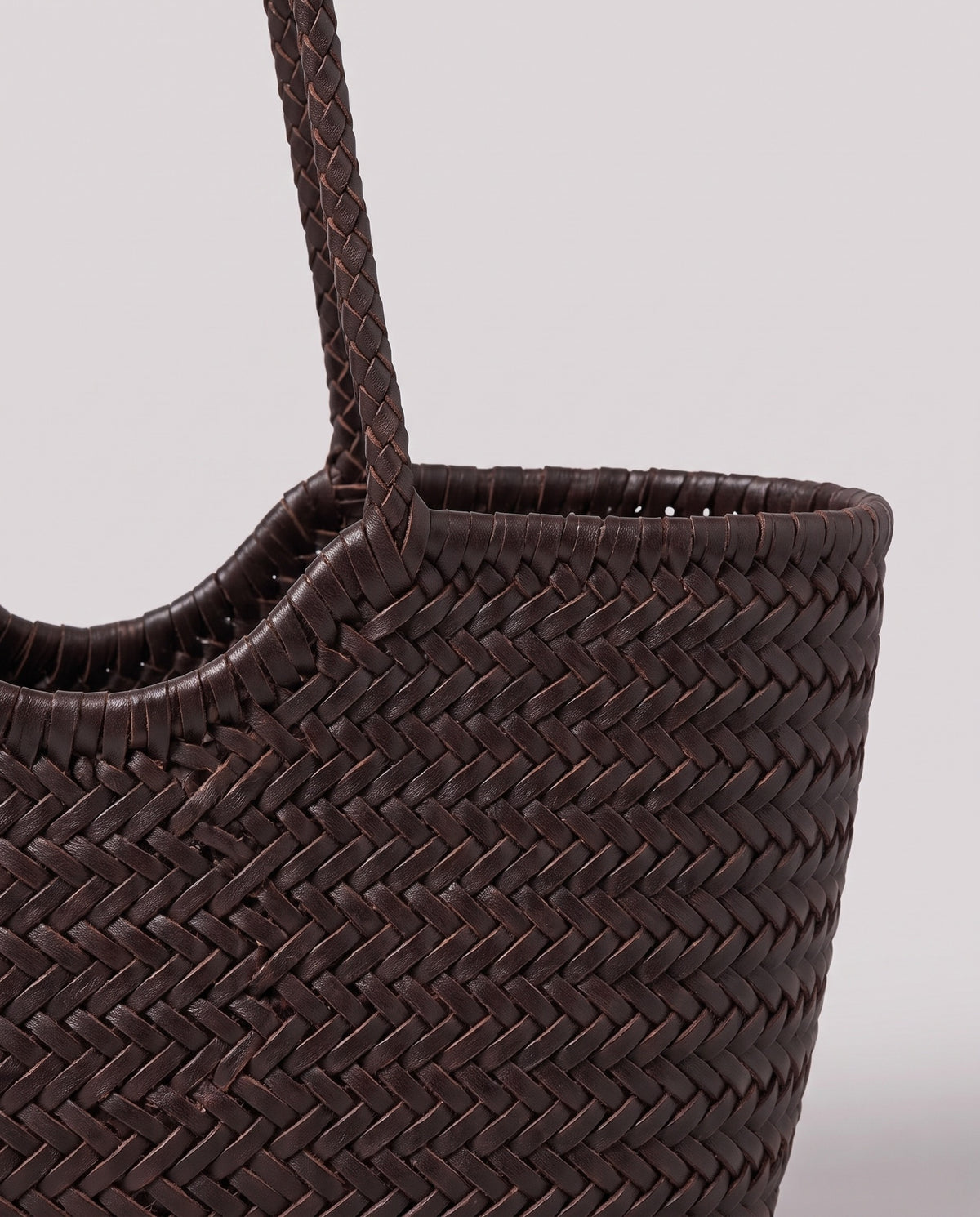 Leather close-up of the Valentina Bosa bag in Chocolate