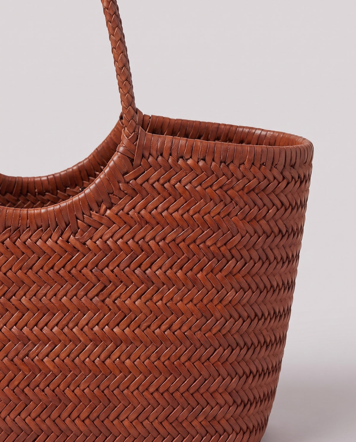 Leather close-up of the Valentina Bosa bag in Cognac