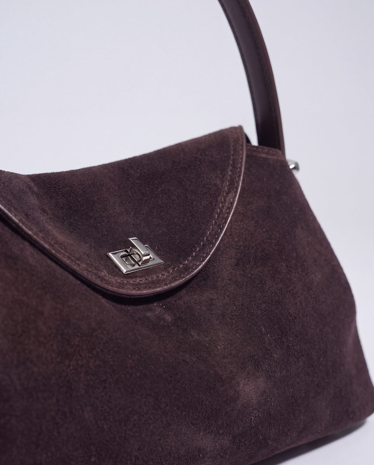 Bowler bag in Espresso – leather detail