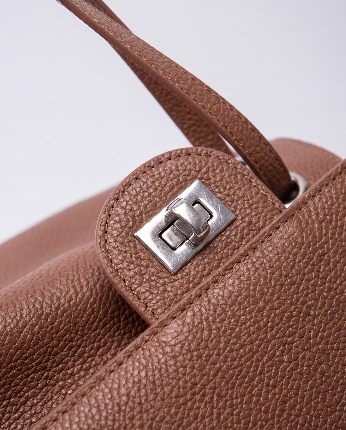 Brio Large bag in Brown – hardware detail