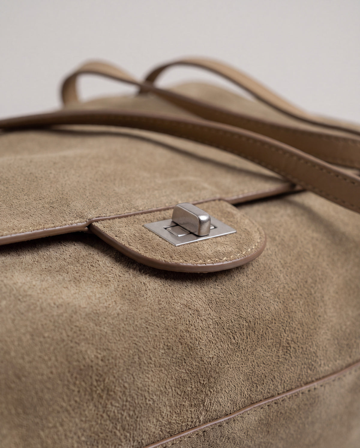 Brio Large bag in Khaki – leather detail