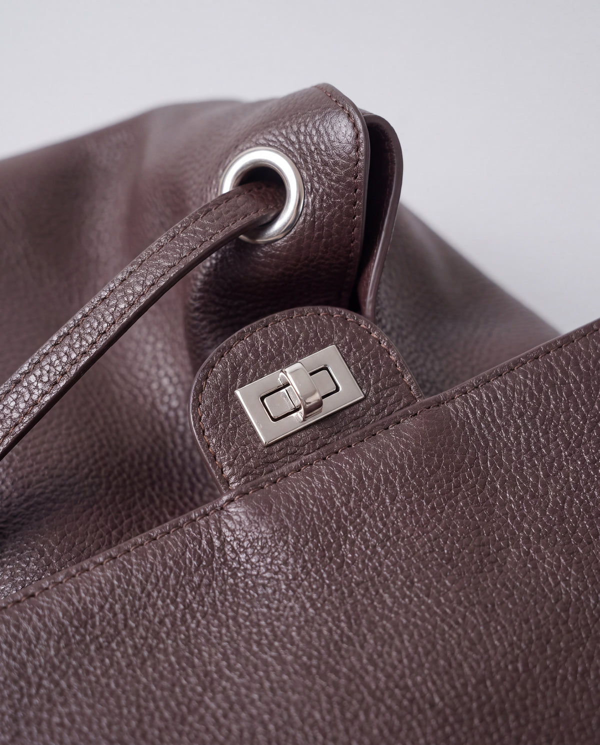 Brio Large bag in Mocha – hardware detail